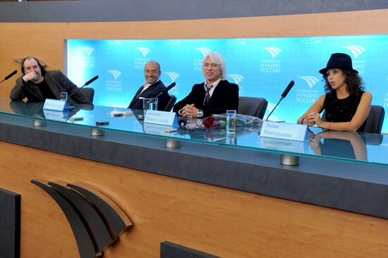 News conference for Déjà Vu project