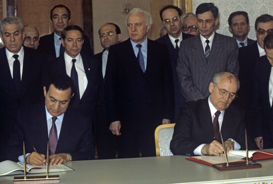 Mikhail Gorbachev meeting with Hosni Mubarak