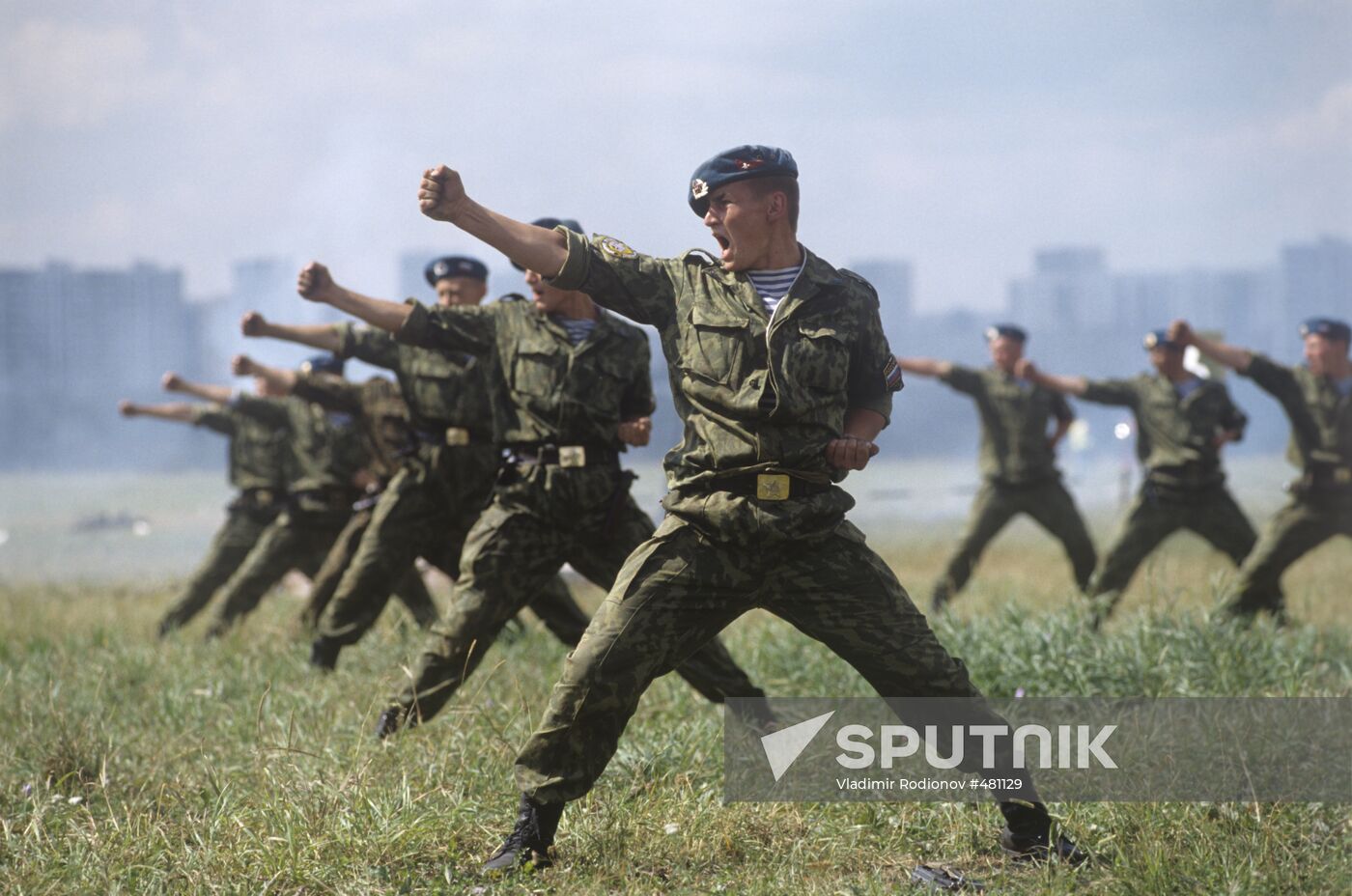 Paratroopers give exhibition performance