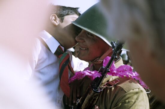 Afghans bidding farewell to internationalist soldiers