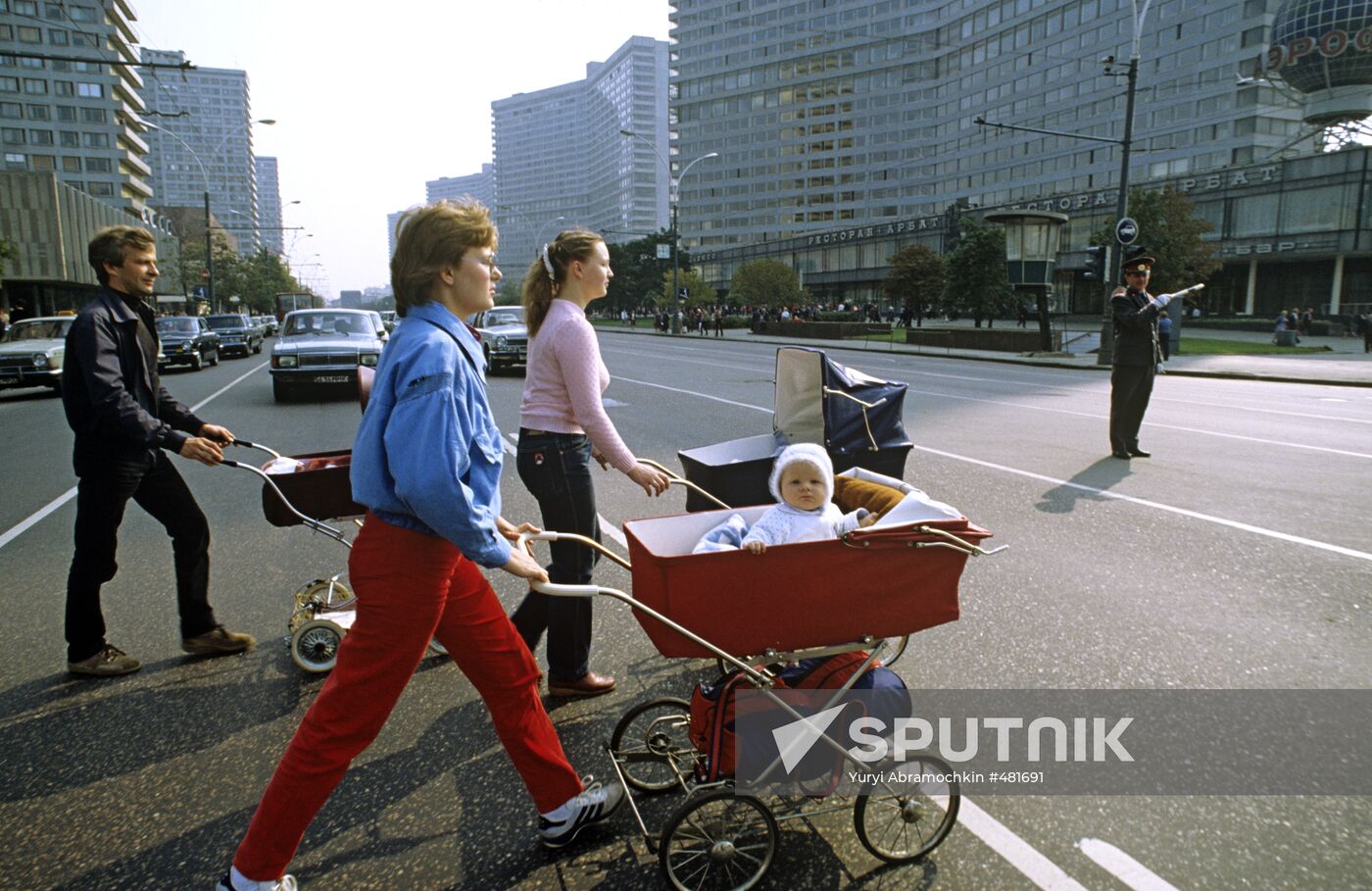 Pedestrians crossing Kalininsky Prospekt