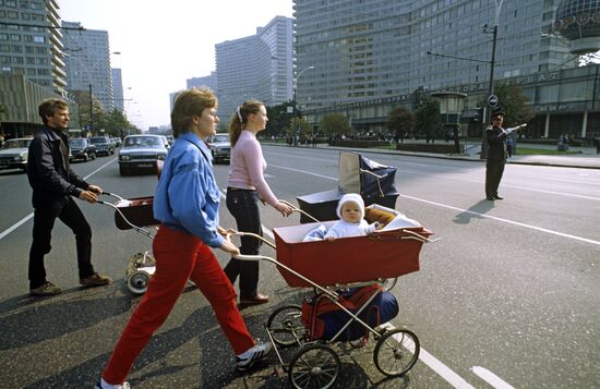 Pedestrians crossing Kalininsky Prospekt