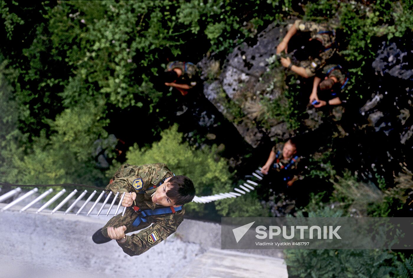 Joint Russian-French paratrooper drill