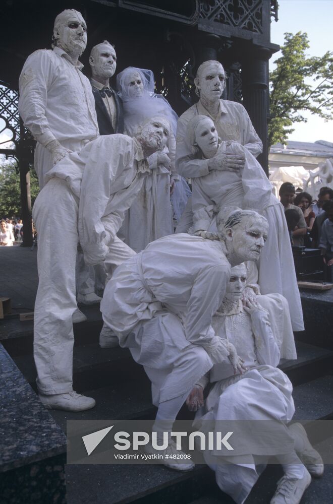 White Carnival participants in Hermitage garden