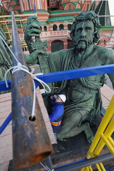 Minin and Pozharsky monument checked