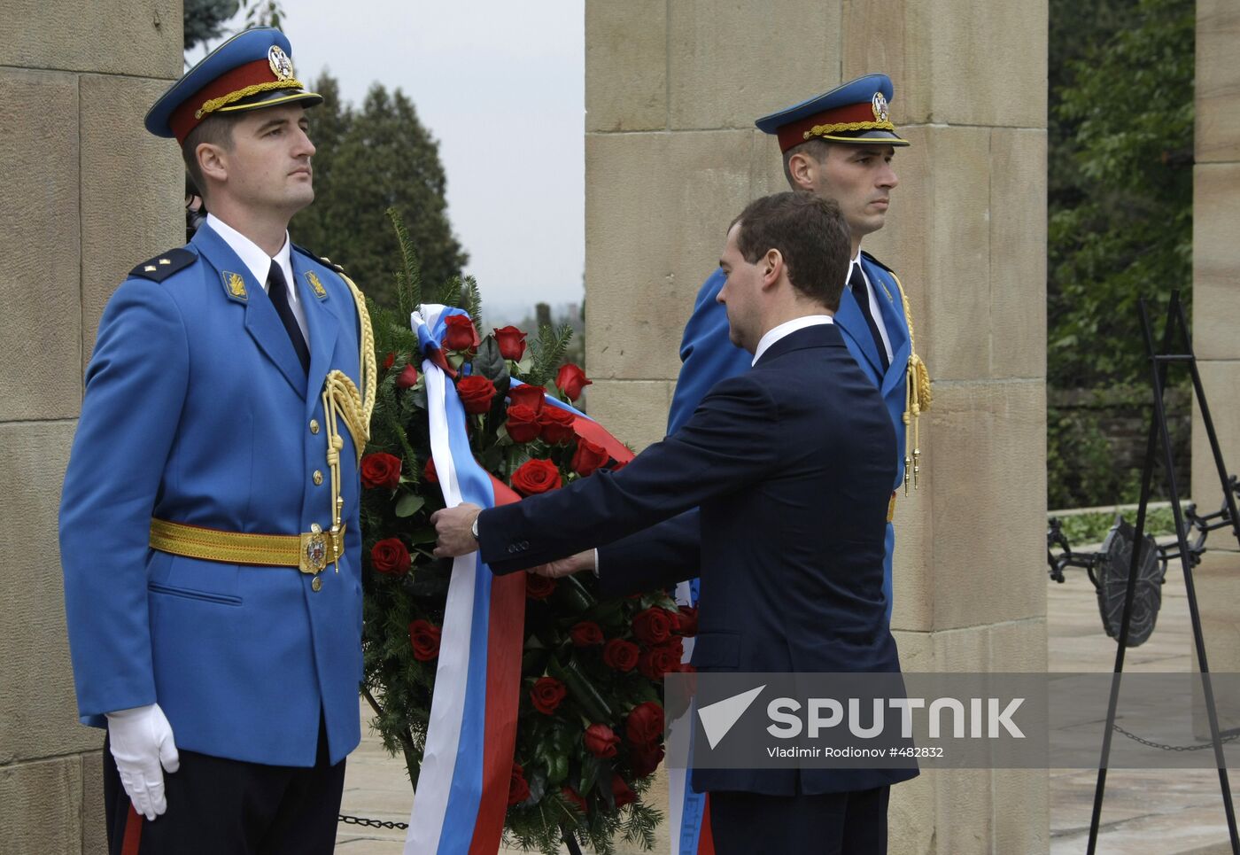 Dmitry Medvedev lays wreath at Liberators of Belgrade Monument