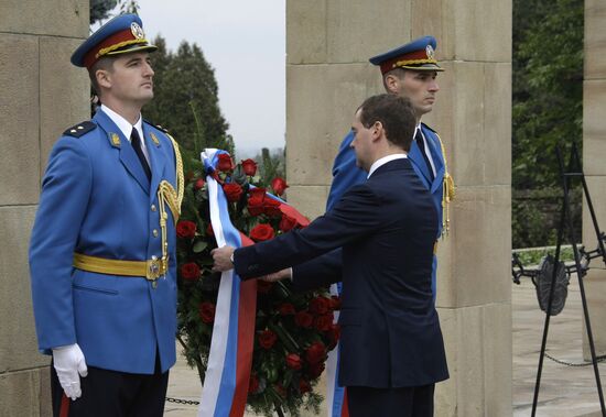 Dmitry Medvedev lays wreath at Liberators of Belgrade Monument