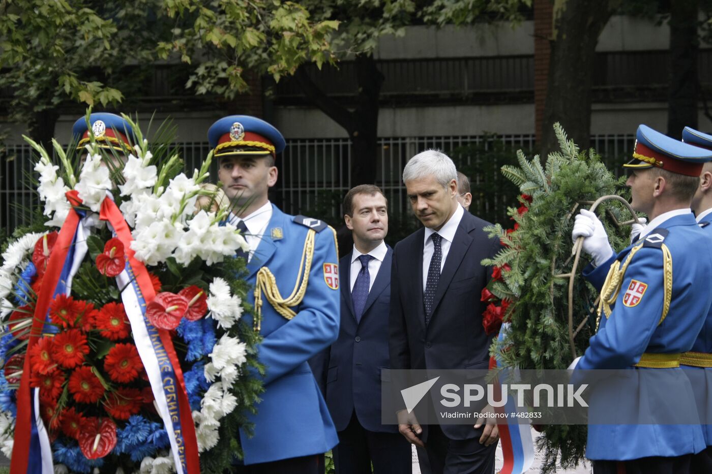 Dmitry Medvedev lays wreath at Liberators of Belgrade Monument