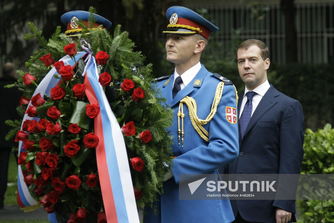 Dmitry Medvedev lays wreath at Liberators of Belgrade Monument