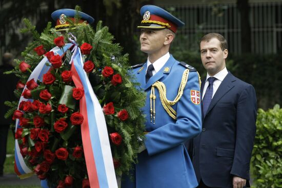 Dmitry Medvedev lays wreath at Liberators of Belgrade Monument