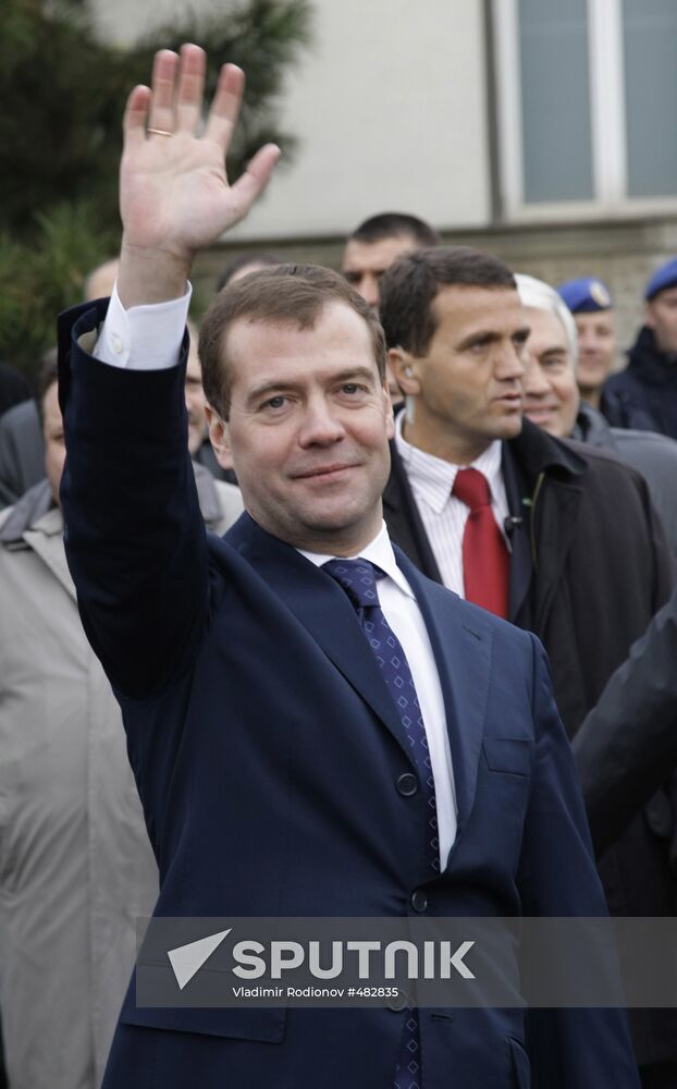 Dmitry Medvedev lays wreath at Liberators of Belgrade Monument