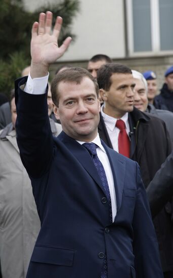 Dmitry Medvedev lays wreath at Liberators of Belgrade Monument