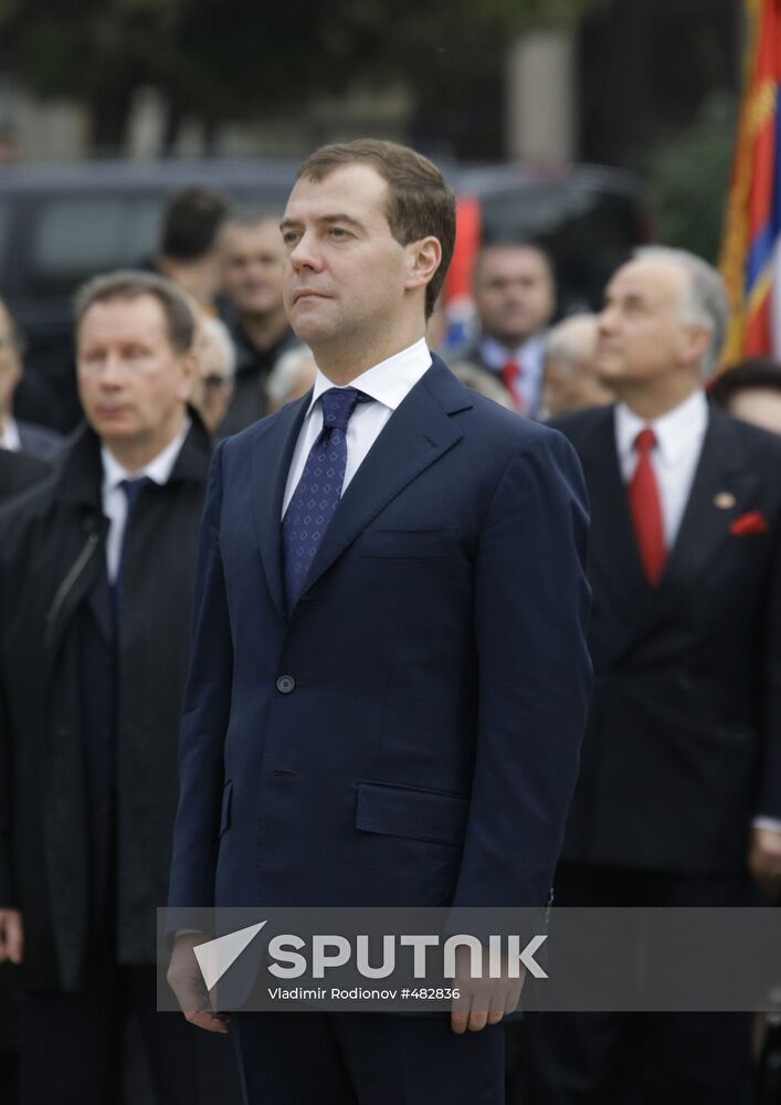 Dmitry Medvedev lays wreath at Liberators of Belgrade Monument