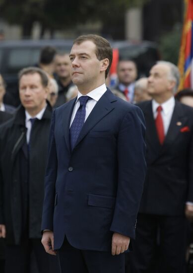 Dmitry Medvedev lays wreath at Liberators of Belgrade Monument