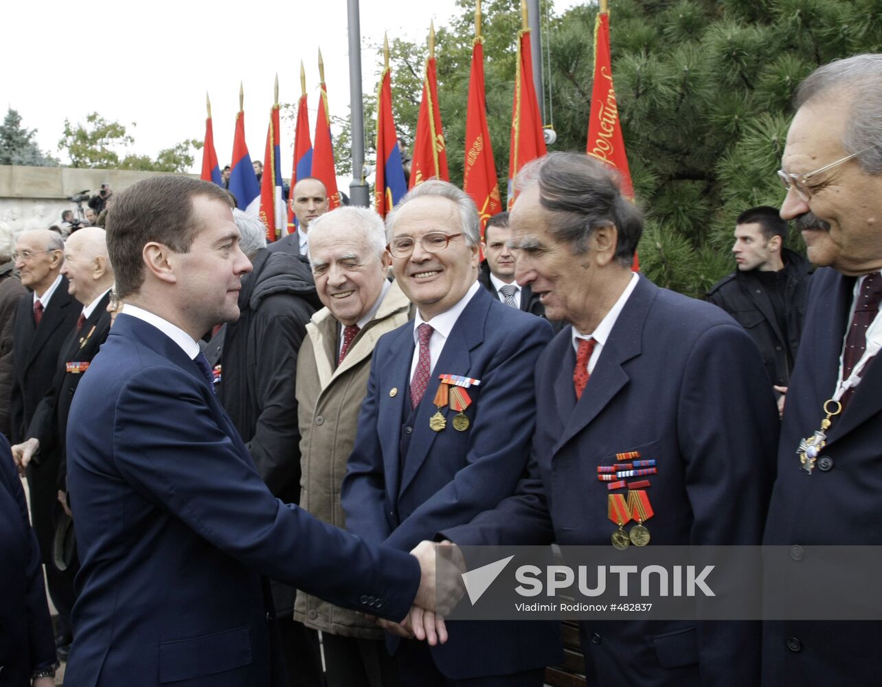 Medvedev meets WWII veterans in Belgrade