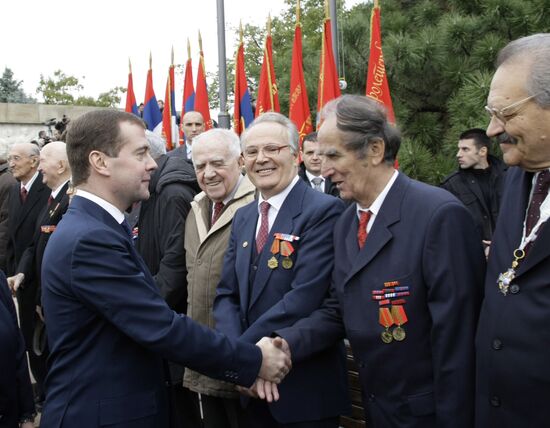 Medvedev meets WWII veterans in Belgrade