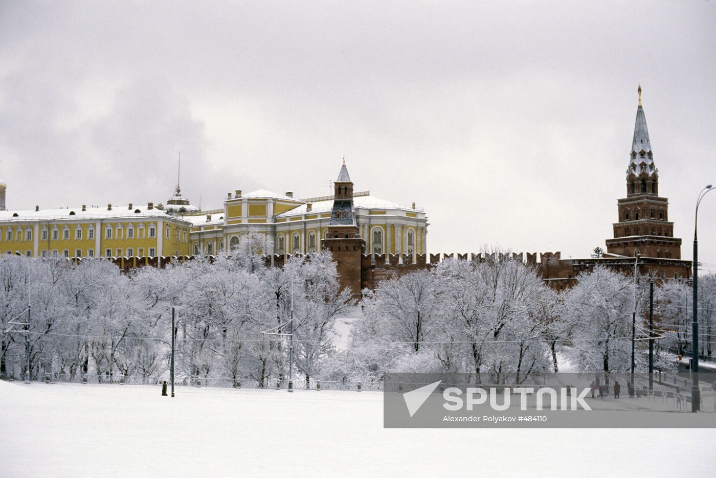 Oruzheynaya and Borovitskaya towers