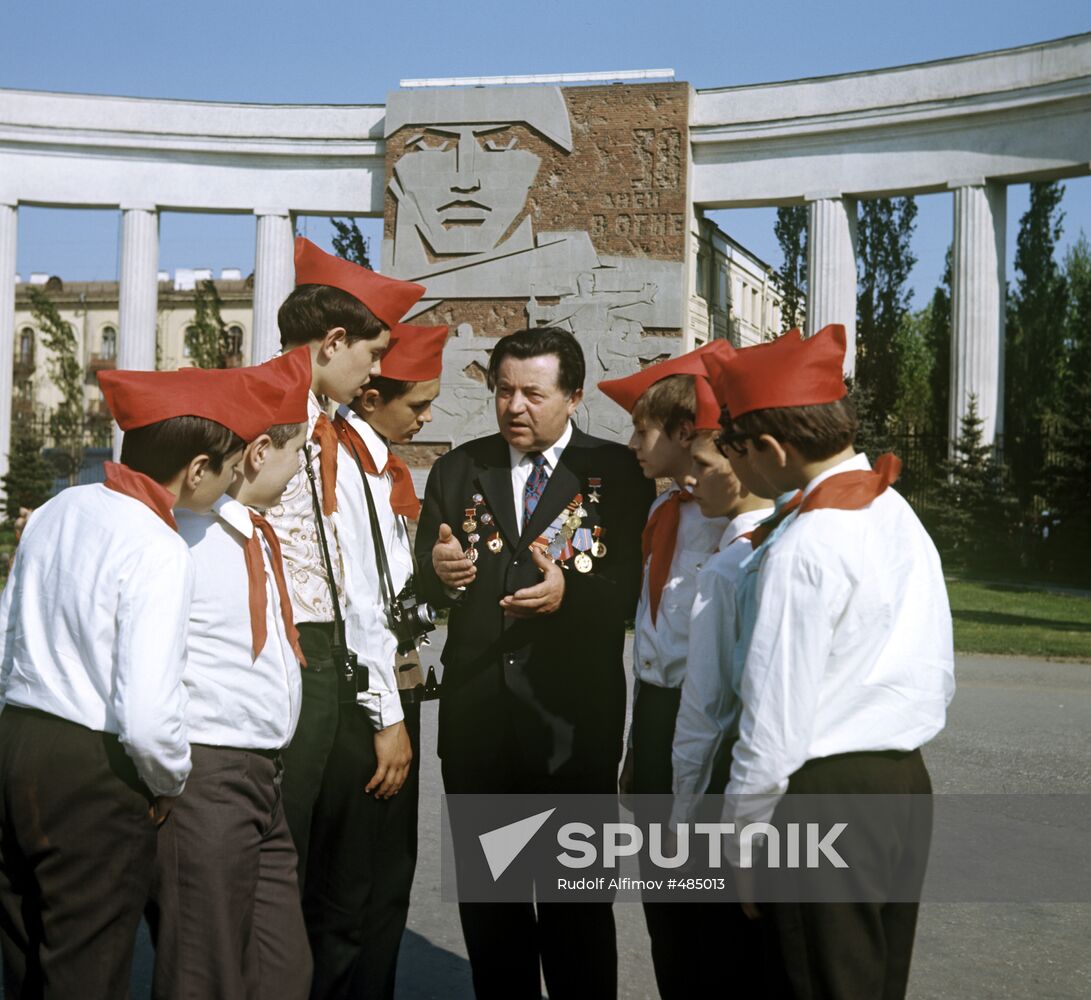 Yakov Pavlov talks to Young Pioneers