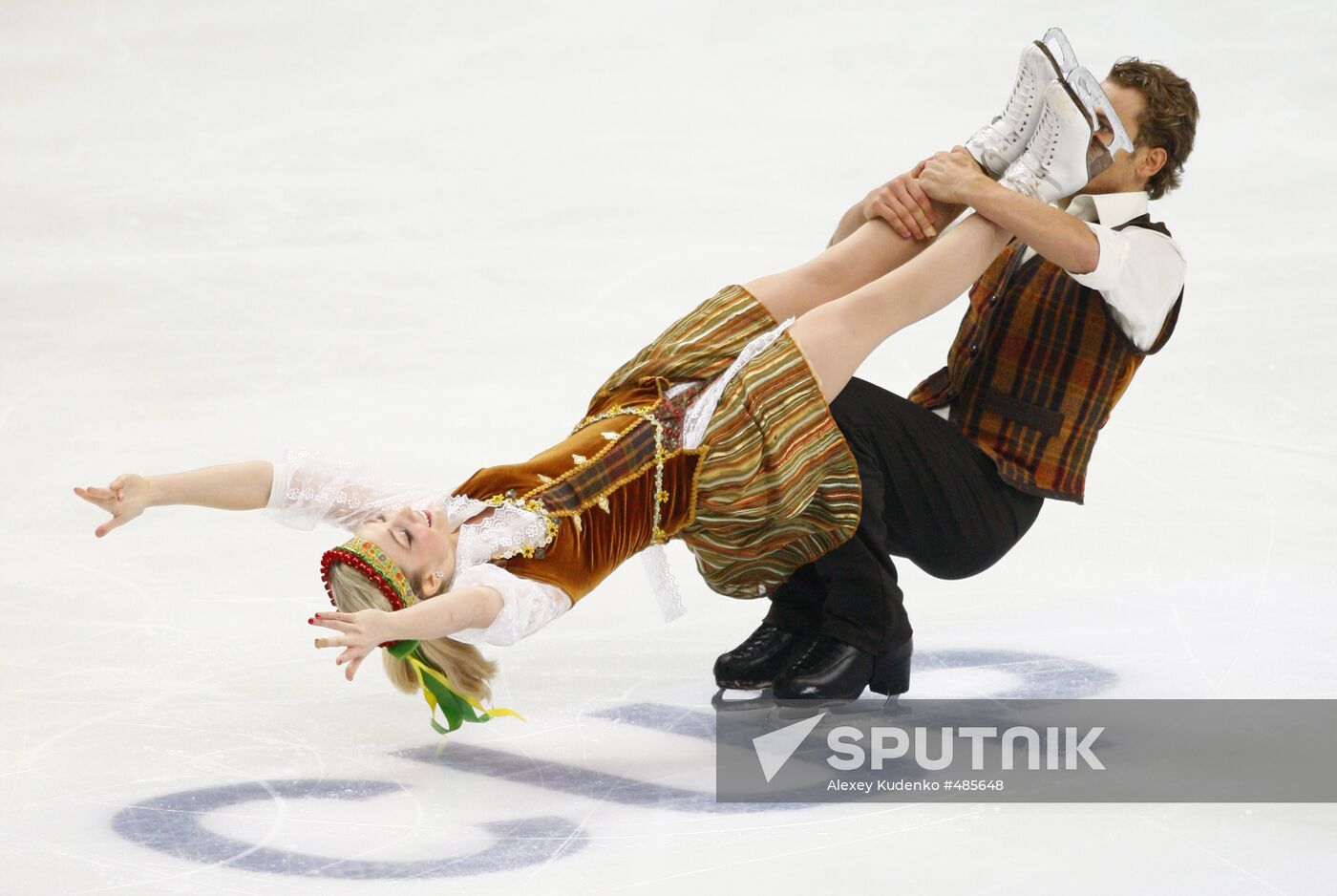 Katherine Copely, Deividas Stagniūnas perform original dance