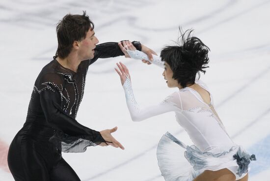 Yuko Kavaguti, Alexander Smirnov perform their short program