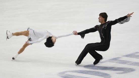 Yuko Kavaguti, Alexander Smirnov perform their short program