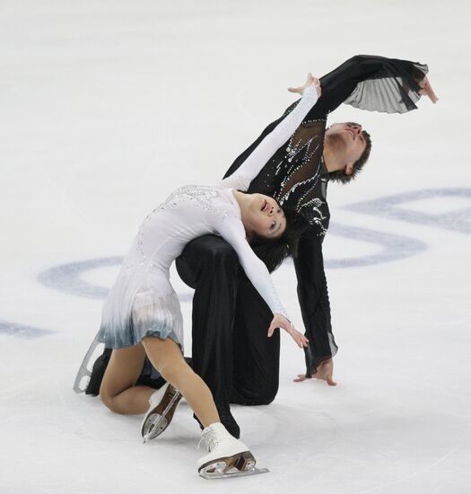Yuko Kavaguti, Alexander Smirnov perform their short program