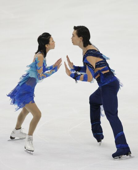 Pang Qing, Tong Jian perform their short program