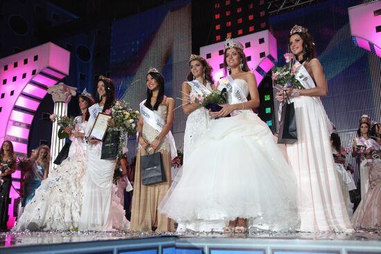 Yevgenia Lapova wins 15th Russian Beauty pageant
