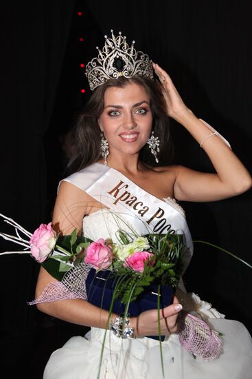 Yevgenia Lapova wins 15th Russian Beauty pageant