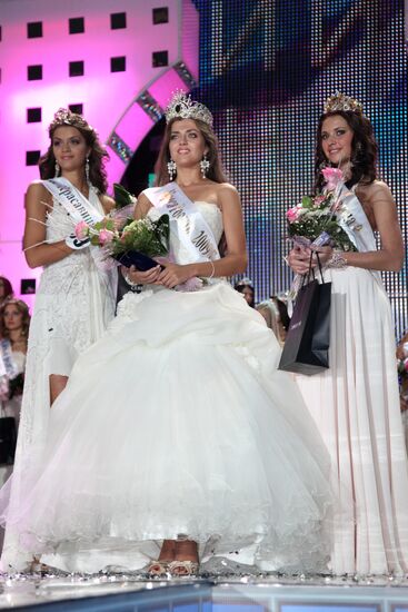 Yevgenia Lapova wins 15th Russian Beauty pageant