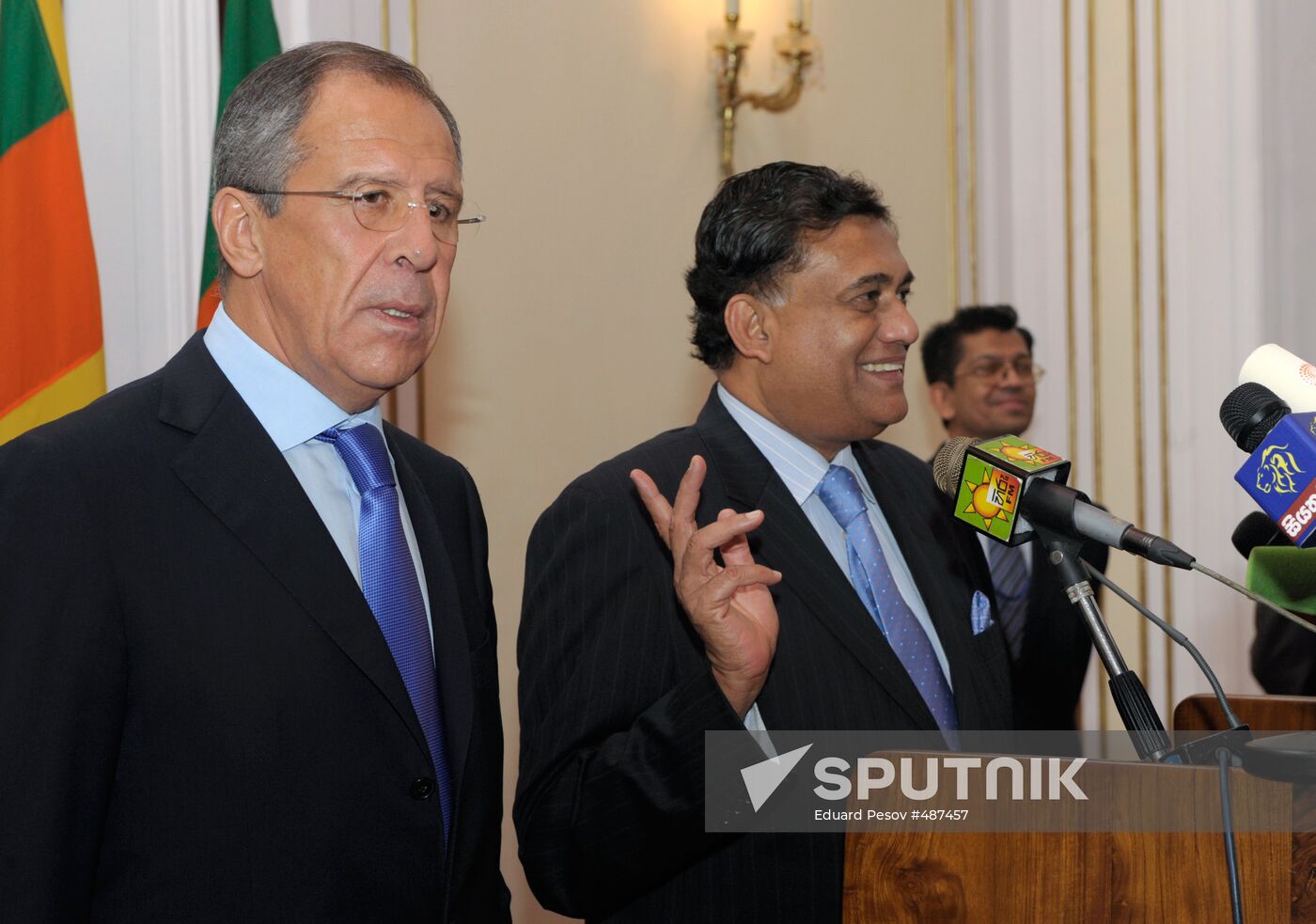 Russian and Sri Lanka Foreign Ministers in Colombo