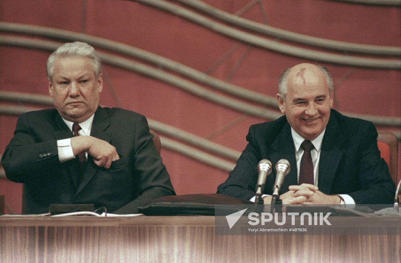 Boris Yeltsin, Mikhail Gorbachev