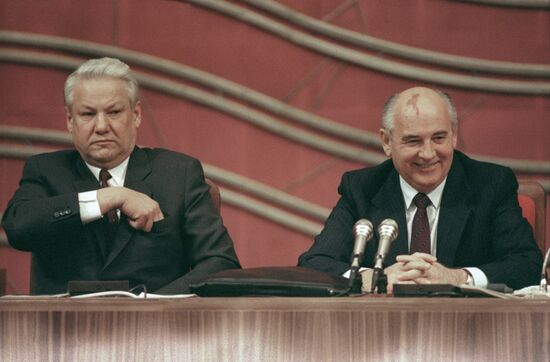Boris Yeltsin, Mikhail Gorbachev