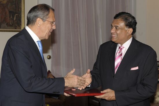 Russian and Sri Lanka Foreign Ministers meet in Colombo