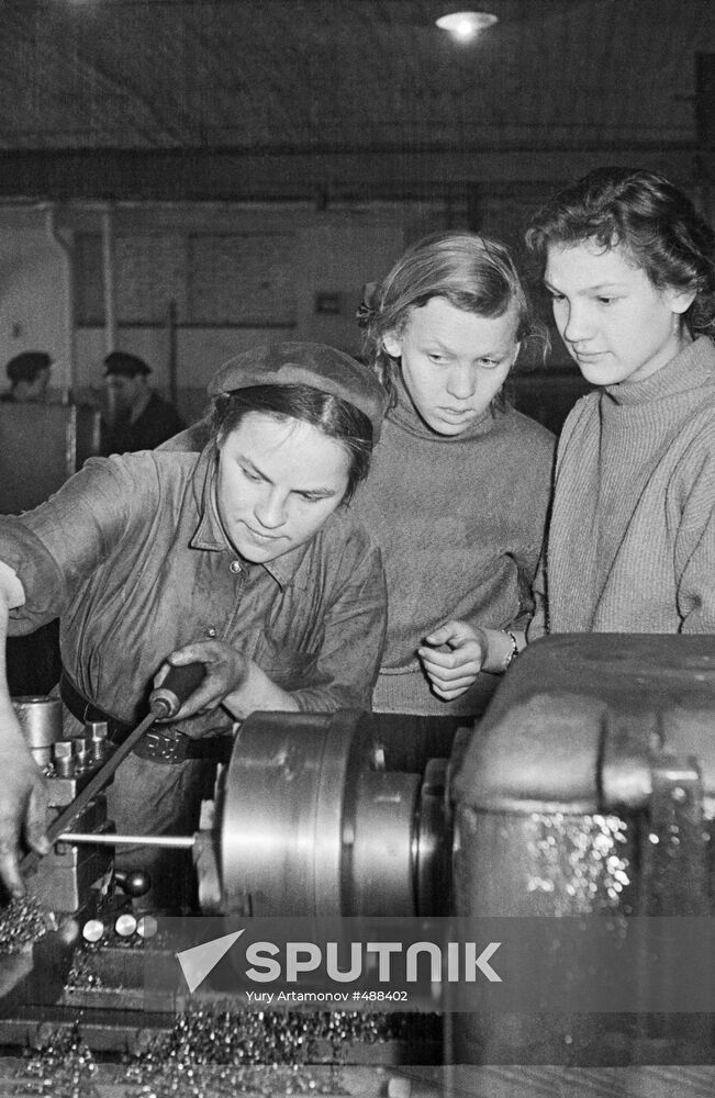 Lathe lesson at Moscow's school No. 318