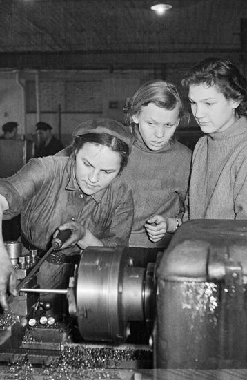 Lathe lesson at Moscow's school No. 318