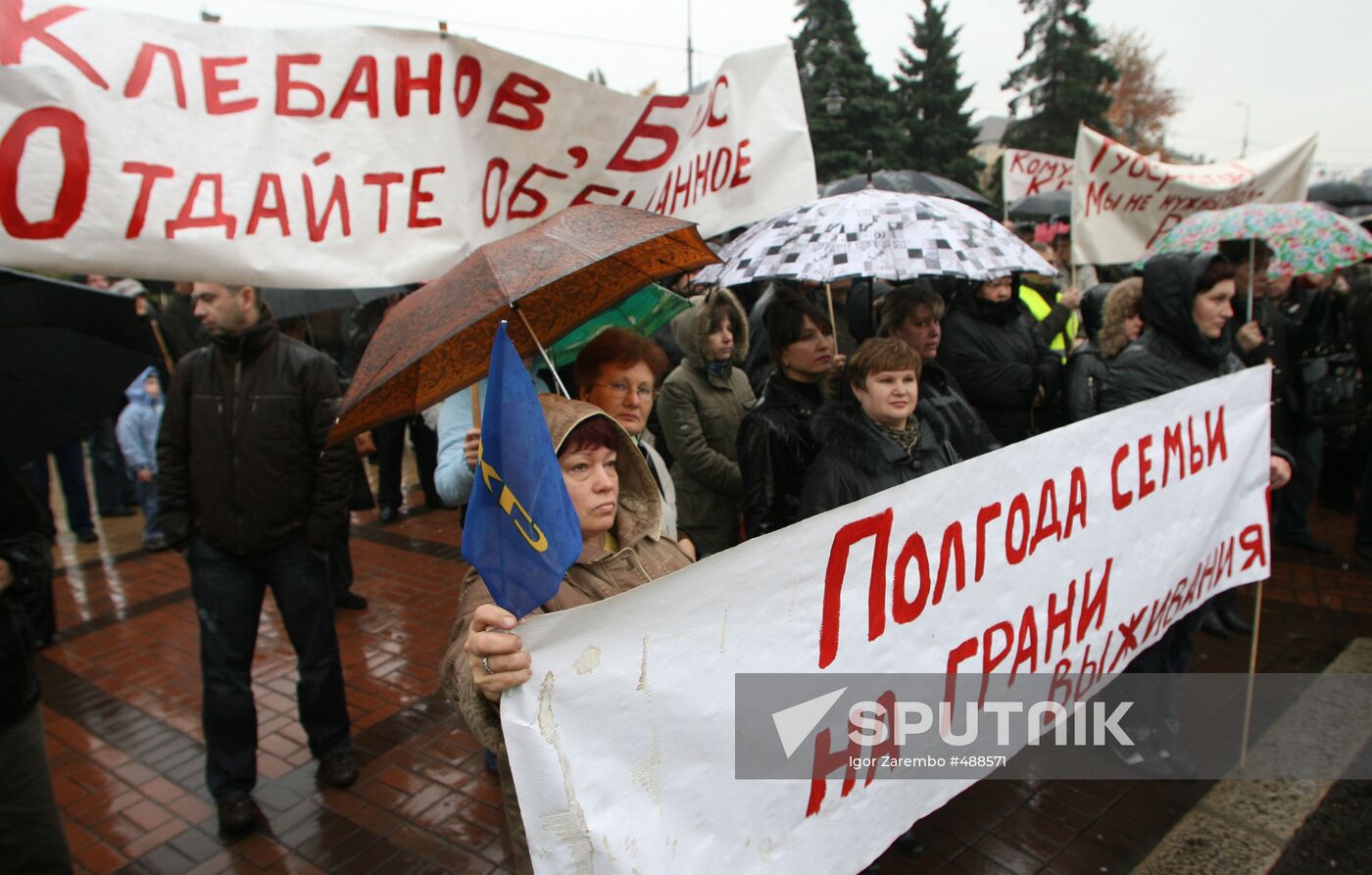 KD Avia employees stage protest rally