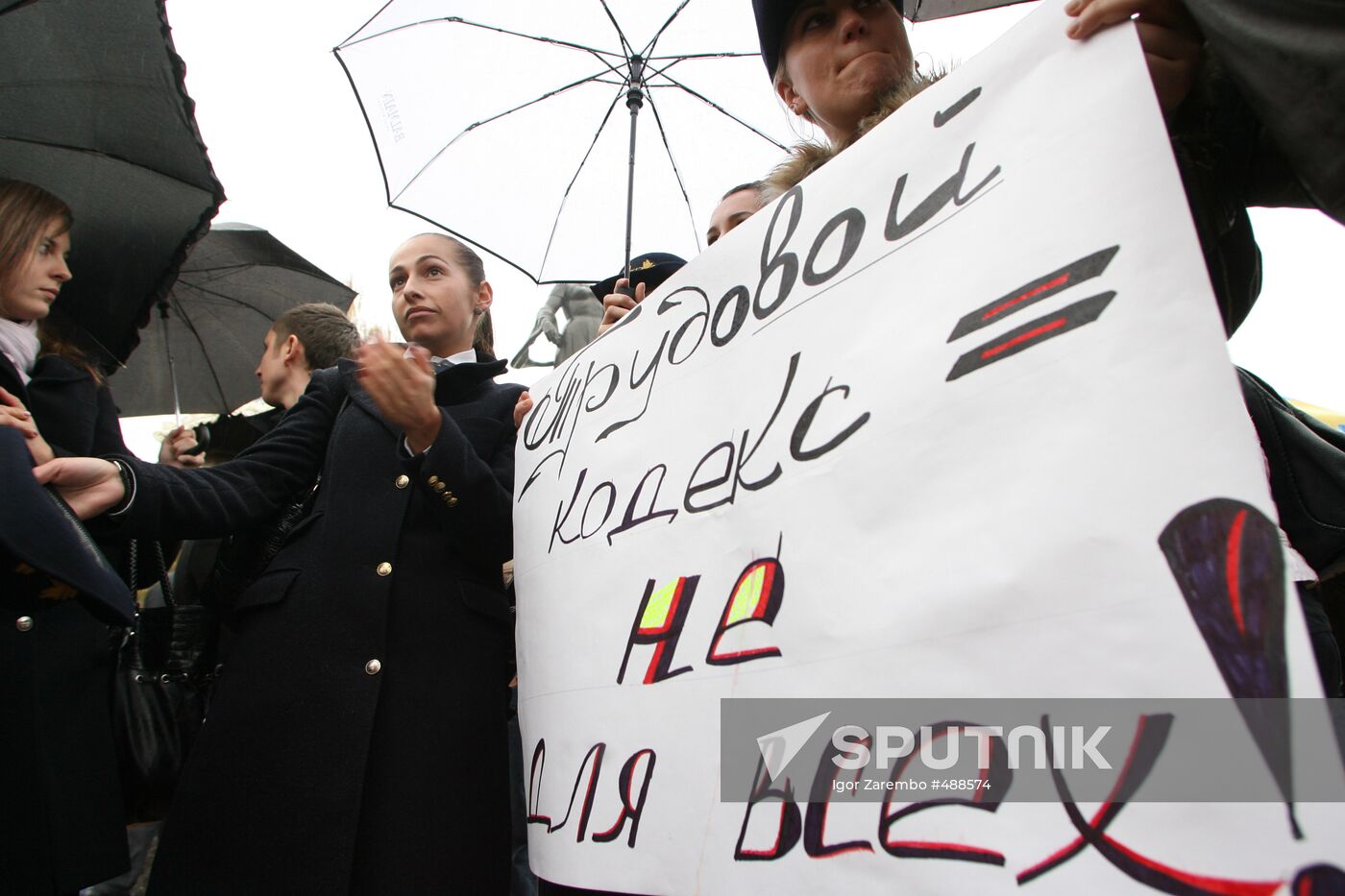 KD Avia employees stage protest rally