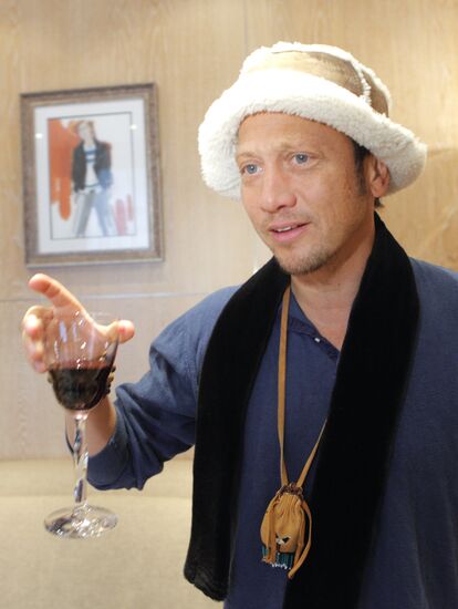 Movie actor Rob Schneider arrives in Moscow