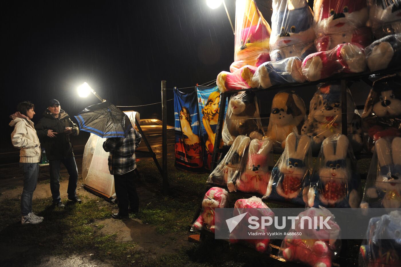 Fluffy toy trade on Moscow-Vladimir highway