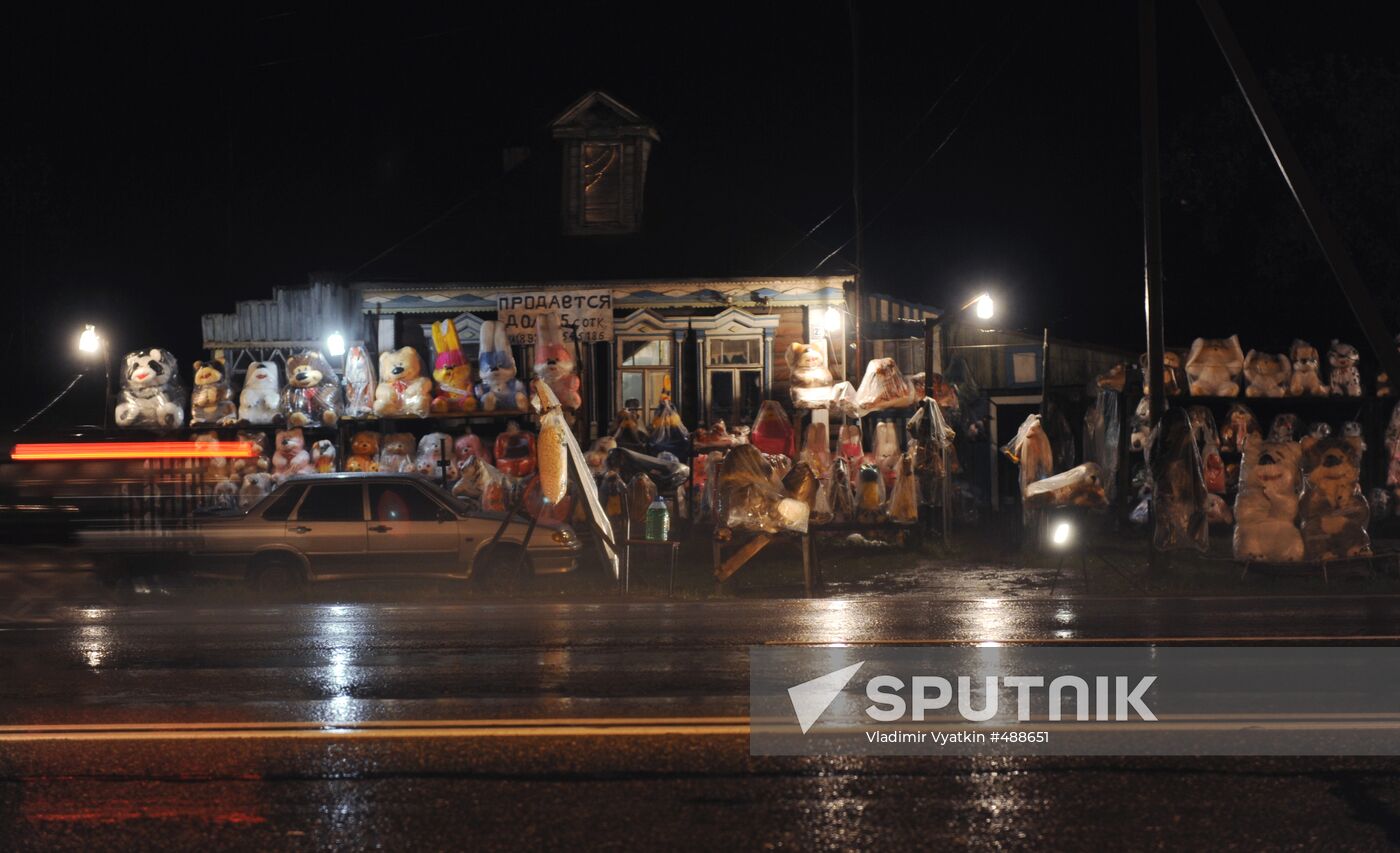 Fluffy toy trade on Moscow-Vladimir highway