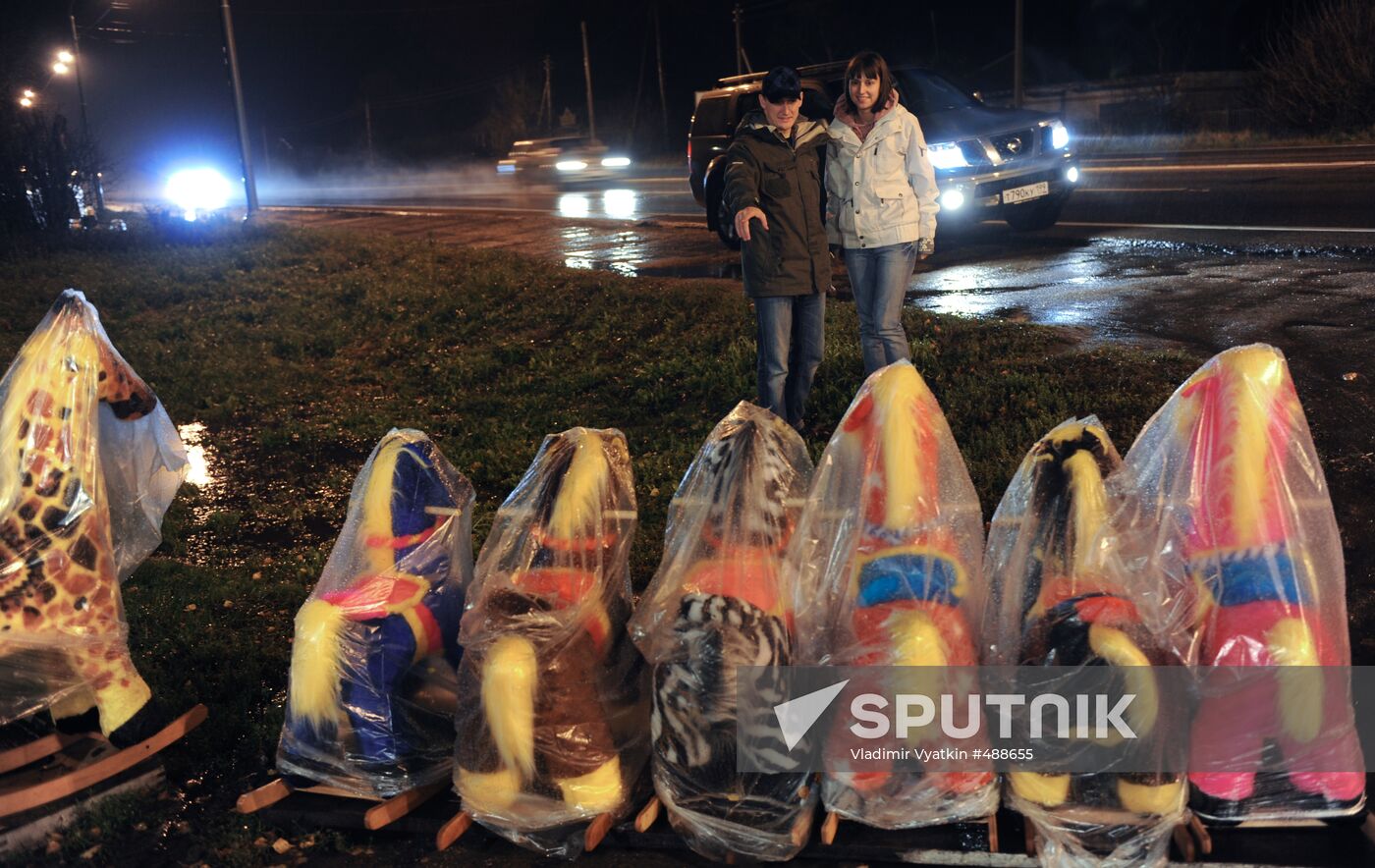 Fluffy toy trade on Moscow-Vladimir highway