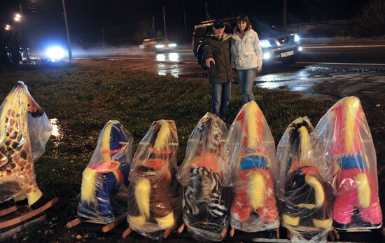 Fluffy toy trade on Moscow-Vladimir highway