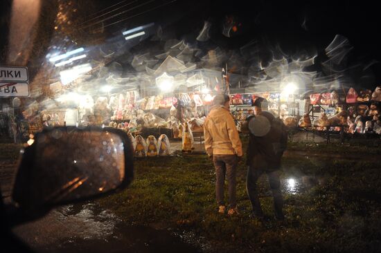 Fluffy toy trade on Moscow-Vladimir highway