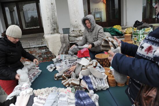 Street market in Central Square, city of Suzdal