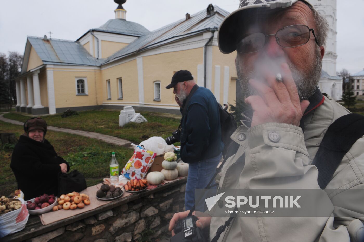 Street vending in Suzdal central square