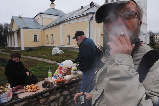 Street vending in Suzdal central square