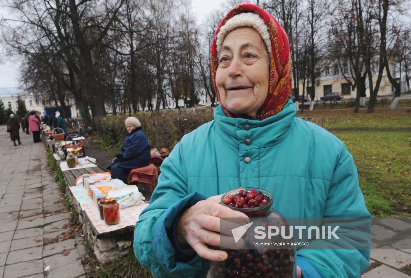 Street market in Central Square, city of Suzdal