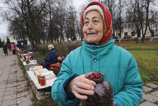 Street market in Central Square, city of Suzdal