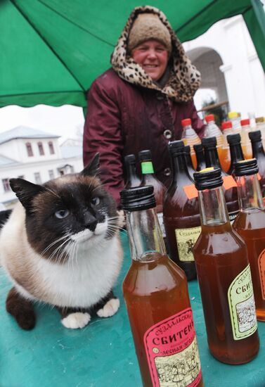 Street vending in Suzdal central square